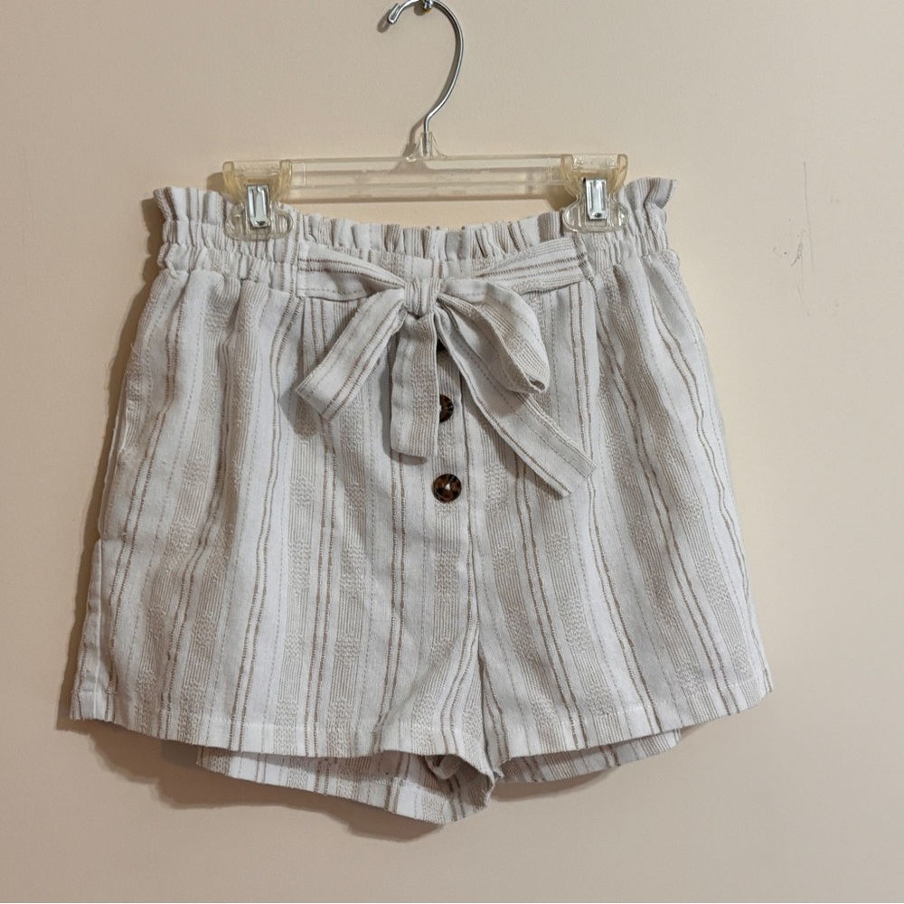 Sienna Sky casual linen striped shorts